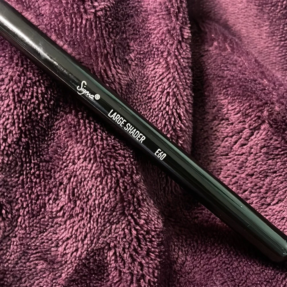 SIGMA BEAUTY LARGE SHADER BRUSH E60